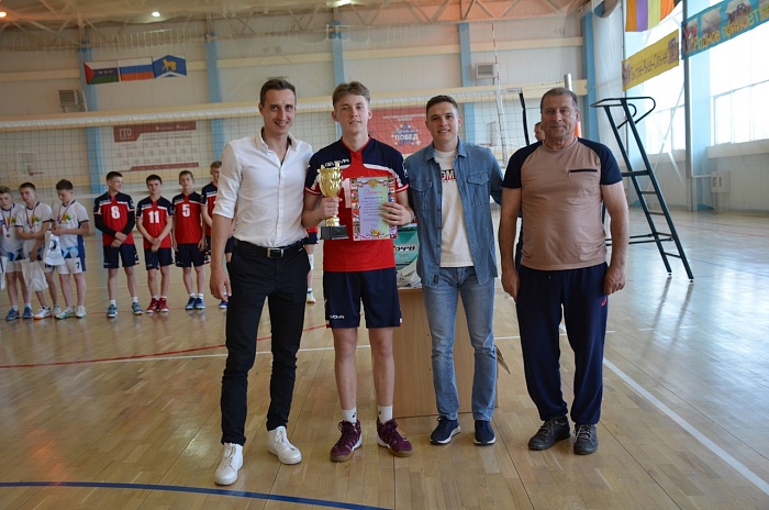 Победитель первенств мира и Европы по волейболу Евгений Андреев провёл турнир в родном Исетском