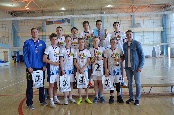 Победитель первенств мира и Европы по волейболу Евгений Андреев провёл турнир в родном Исетском