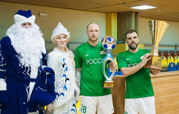 Дюжина команд сражается в Новогоднем турнире по мини-футболу