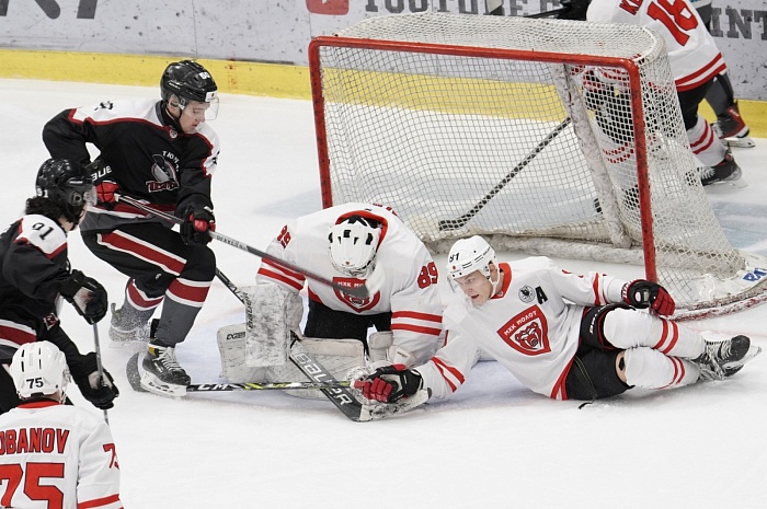 «Тюменский Легион» в домашнем матче чемпионата Молодёжной хоккейной лиги наступил на ногу «Молоту»