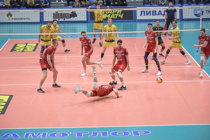 «Локомотив» прошелся танком…