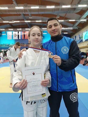 Мастера джиу-джитсу добиваются побед «рычагом локтя»