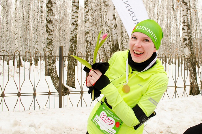 На финише дарили тюльпаны