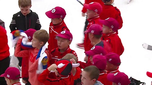 ХК «Рубин» празднует победу на домашнем турнире со своими преданными юными болельщиками