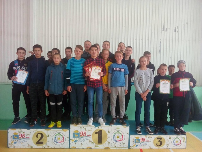 Школьники сыграли в лапту