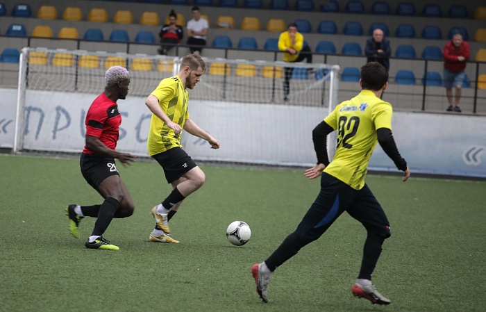 Пента-трик Андрея Масаковского и покер Сергея Кошелева привели к разгромам в открытом чемпионате Тюмени  по футболу