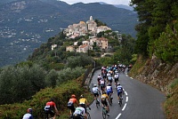 На старте «Тур де Франс» гонщики падали и попадали в завалы
