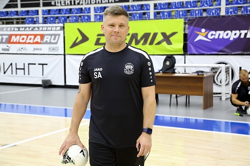 Старший тренер мини-футбольного клуба «Тюмень» Сергей Чухрий: «Погулял с супругой по столице, набрался положительных эмоций – готов к работе»