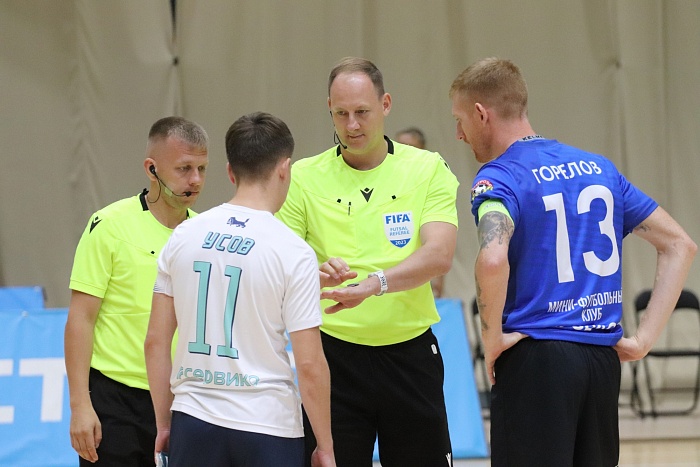 Тюменские арбитры в Кемерове судят матчи Кубка России по мини-футболу
