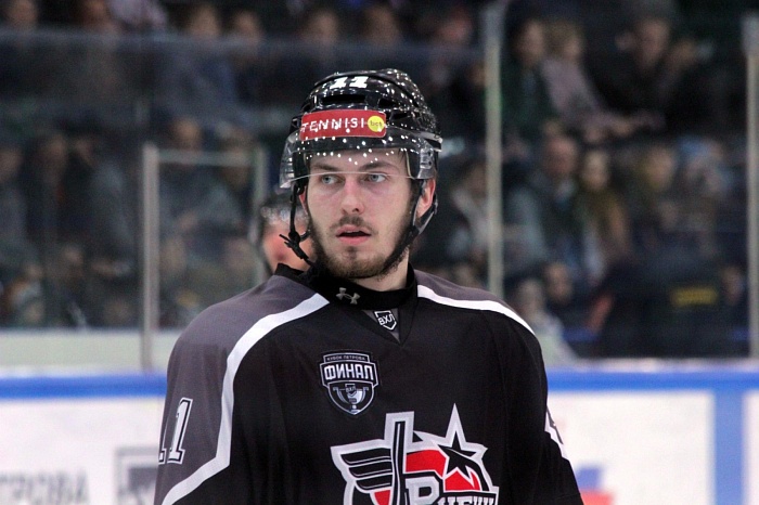 У тюменского хоккеиста Егора Попова родился сын