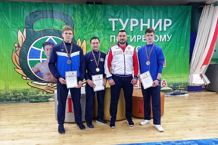 С гирями взяли награды в Казани