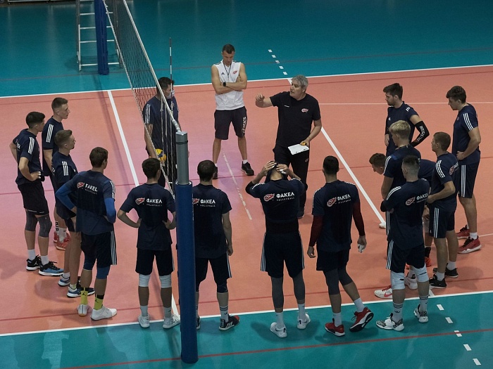 Первыми на площадку выйдут сургутяне и чемпионы