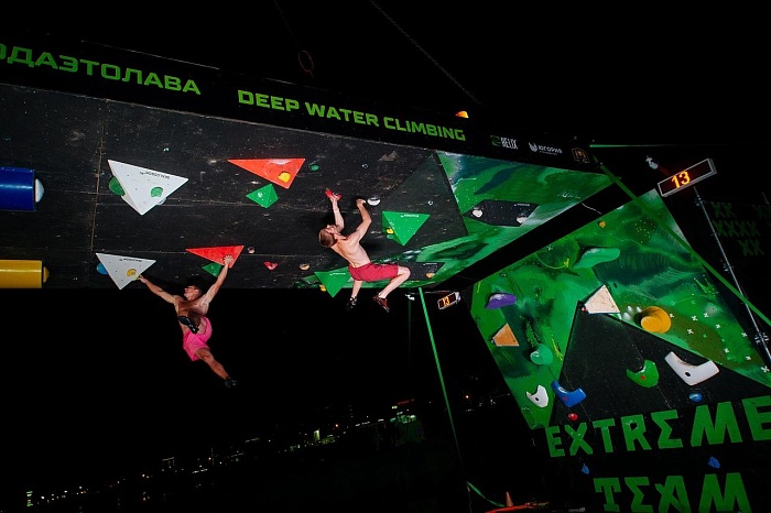 В Тюмени скалы преодолевали…над водой!