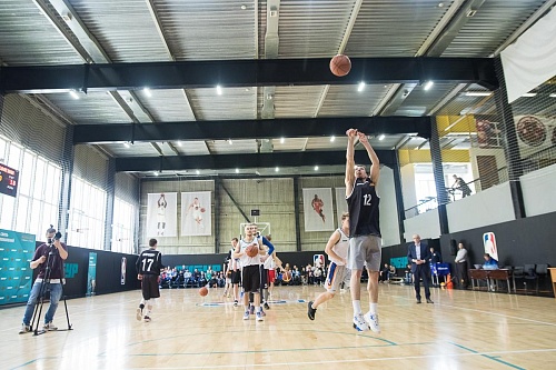 В Тюмени дал мастер-класс известный баскетболист Никита Моргунов и Владимир Гомельский