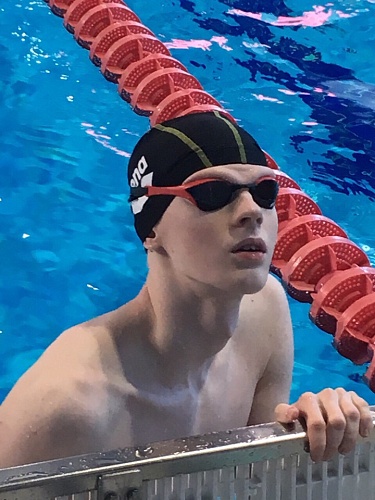 В баттерфляе выиграл награды двух стартов