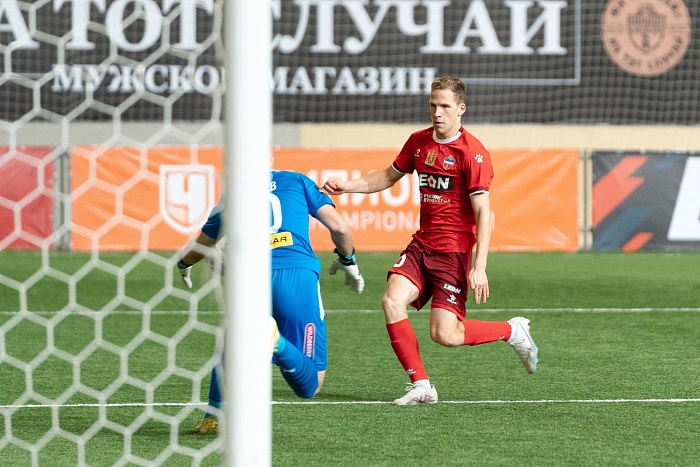 Известный футболист Вячеслав Бардыбахин помог обыграть «Вектор»