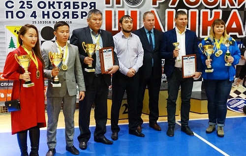 Короткая стала двукратной чемпионкой, а тренер проиграл ученику