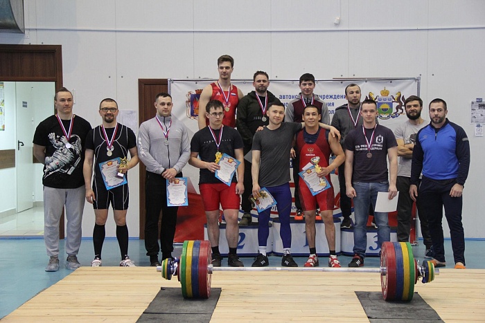 На тобольском помосте поднимали штангу