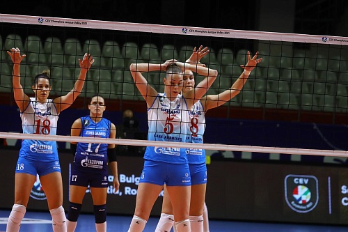 Без вариантов уступили хозяйкам