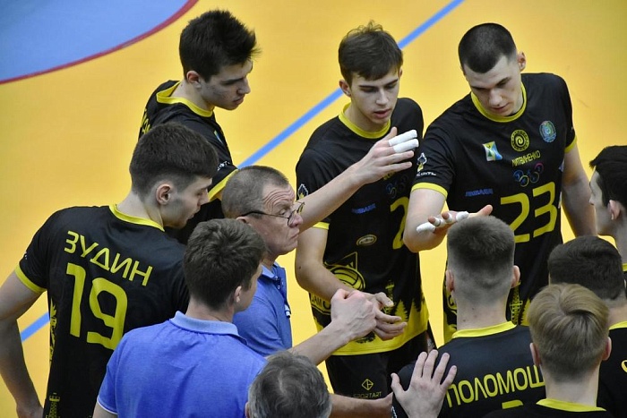 Сургутяне разгромили новоуренгойцев