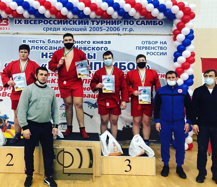 Юные самбисты сражались в Кургане