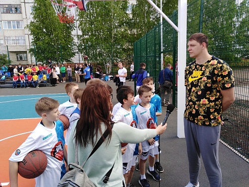 «Звезды» баскетбола открыли в Тобольске стритбольный сектор