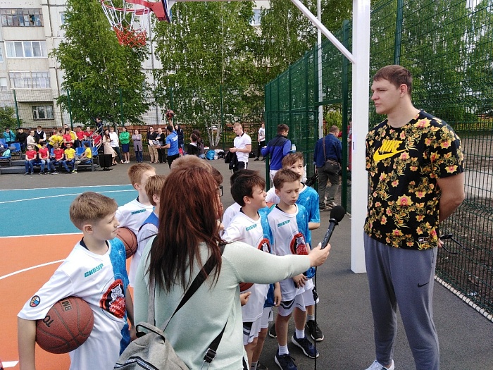 «Звезды» баскетбола открыли в Тобольске стритбольный сектор