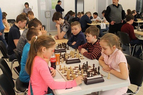 Малыши бьются белыми и черными фигурами на Урале