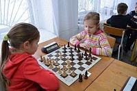 В День смеха сыграли в шахматы