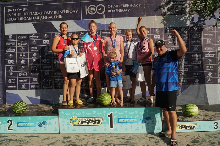 В турнире «Волейбольная династия» побеждали семейные команды