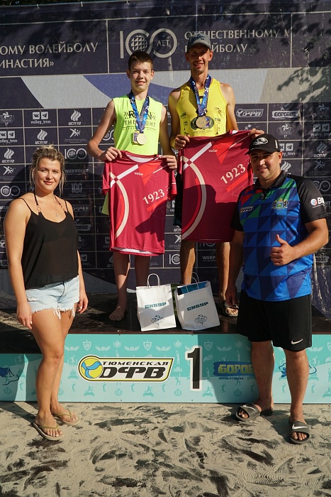 В турнире «Волейбольная династия» побеждали семейные команды