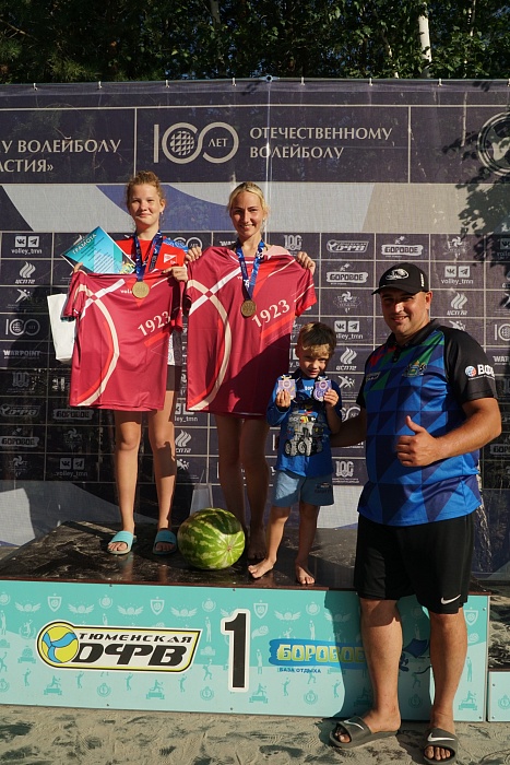 В турнире «Волейбольная династия» побеждали семейные команды