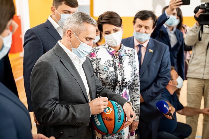 Губернатор открыл обновленную «Молодость»