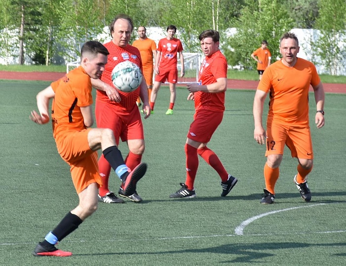 Олимпийские чемпионы сыграли в футбол в Нижневартовске