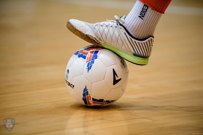 «Локомотив» уступил лидеру в чемпионате Тобольска по мини-футболу