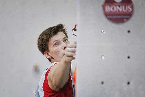 Тюменец взял бронзу на родном скалодроме