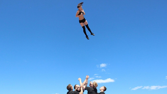 В 2014 году на озере Липовом летали девушки-черлидерши. Фото Антона САКЕРИНА