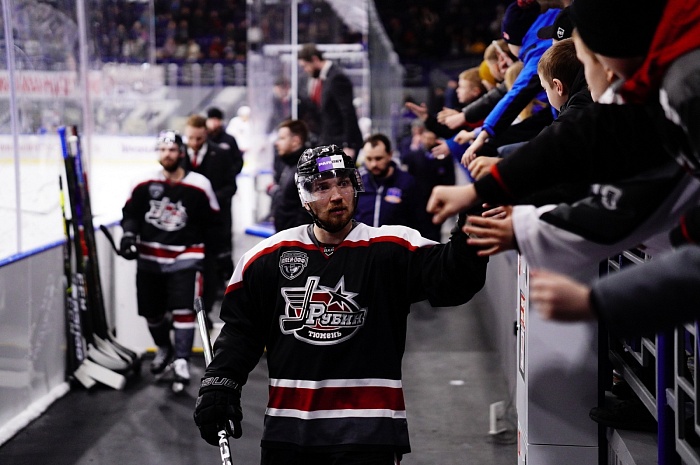 Нападающий ХК «Рубин» Семён Иванов: «Во время гимна всей командой обернулись и посмотрели на Кубок Петрова»