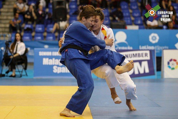 В Малаге боролась с тремя француженками