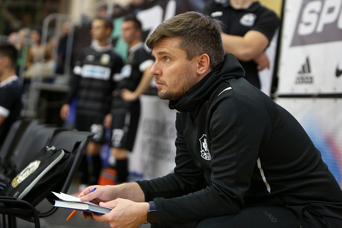 Тренер мини-футбольного клуба «Тюмень» Сергей Чухрий: «Нет золотого правила, как вести себя с командой — строго или, наоборот, быть мягким»