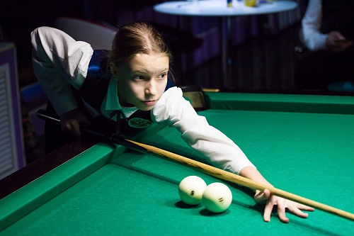 Перед первенством мира по снукеру сразились в бильярд