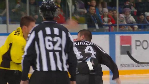 «Рубин» - «Сарыарка». Капитан тюменцев Станислав Тунхузин в честной драке побеждает Леонида Метальникова