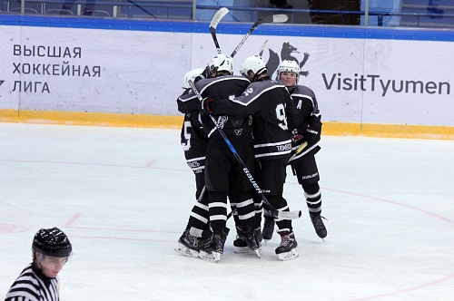 Хоккейная команда «Тюменский Легион» зарядилась победным покером