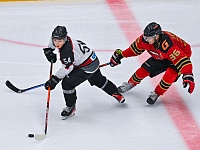 Хоккейная команда «Тюменский легион» вновь проигрывает «Омским ястребам», несмотря на красивый гол Захара Лазутина