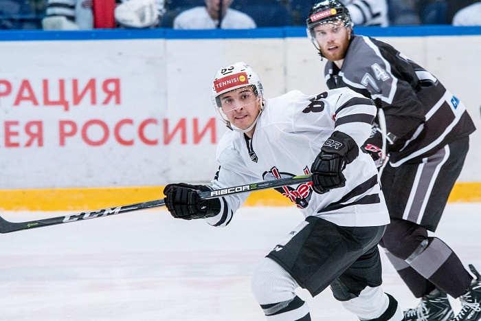 Челябинских хоккеистов сурово встретили в Орске