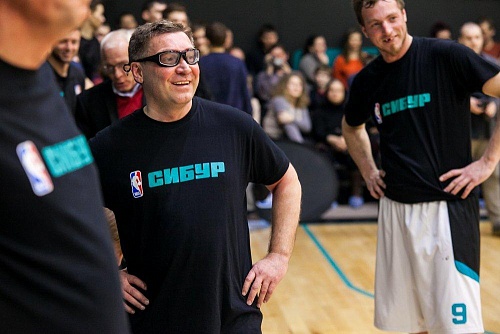 Владимир Якушев сыграл в баскетбол в Тобольске
