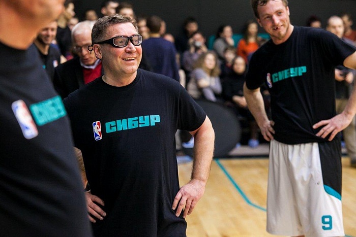 Владимир Якушев сыграл в баскетбол в Тобольске