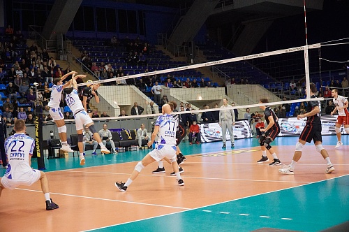 Сургутяне упустили победу во втором сете