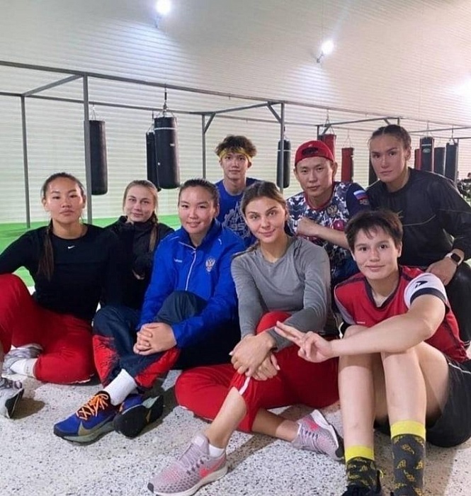 Альбина Молдажанова проводила подруг в Токио...