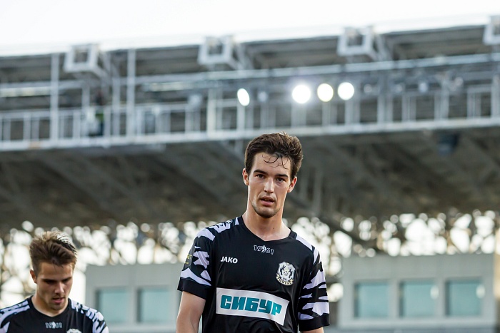 Игрок футбольного клуба «Тюмень» Андреа Чуканов: «Тренеры говорят, что они с утра до ночи сидят в каморке и разбирают соперника»